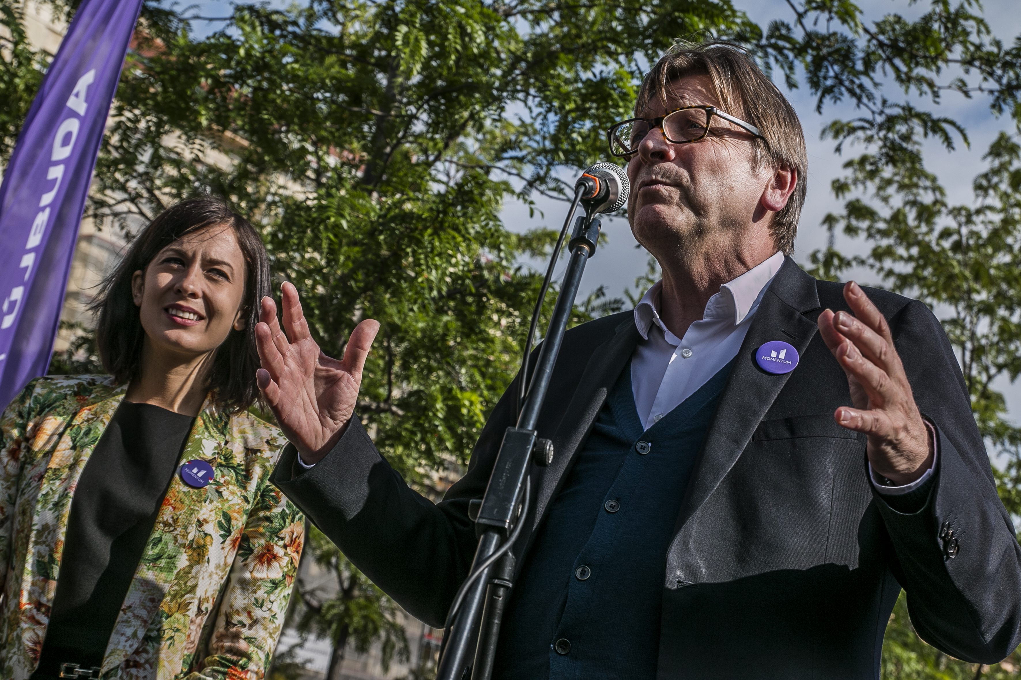 Lehull a hazug álarc: felfedjük Guy Verhofstadt valódi személyiségét