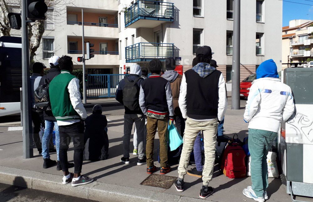 Jelentős változást eszközölne a francia kormány a kiskorú migránsokkal kapcsolatban – videó