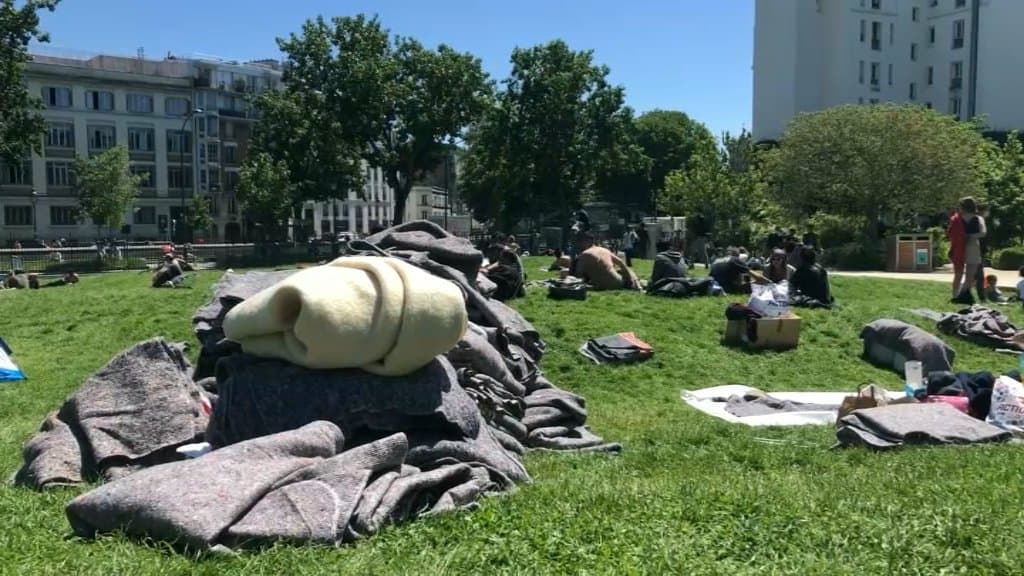 Sátrakkal lepte el több száz migráns a főváros egyik parkját - videó