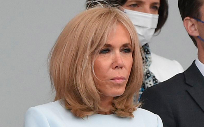 Brigitte Macron fails to observe pandemic restrictions – video