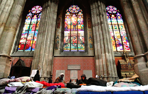 Hundreds of illegal migrants scramble for residence permits