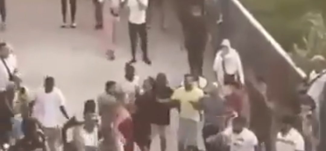 Újra botrány volt a tömegverekedés helyszínén, ezúttal a városházát vették célba – videók