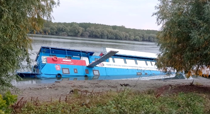 Már akkor süllyedőben volt a hajó, amikor a miniszter felavatta – videó