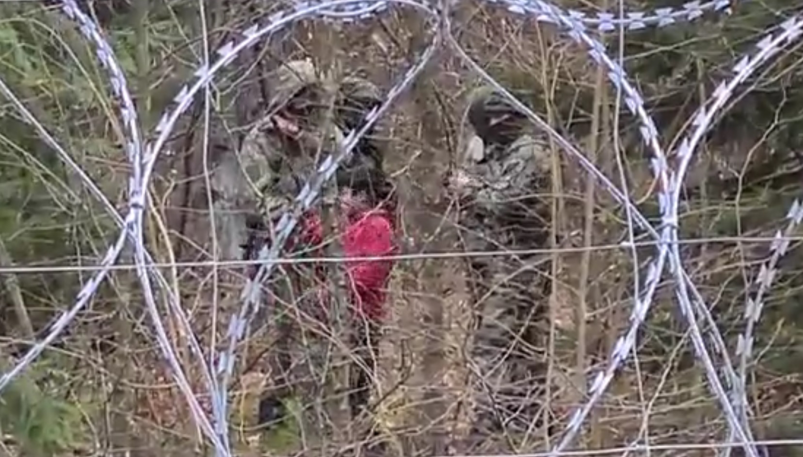 Videón, ahogy egy gyerek engedélyt kér a rendőröktől, hogy megtámadja a lengyel határőröket