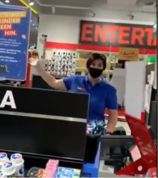 Antivaxxers harass shop assistants – video