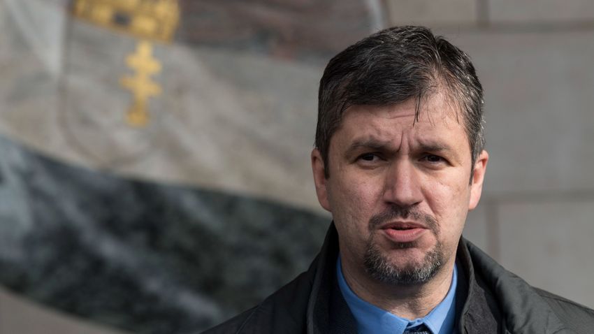 Egy év alatt csak kétszer ment be a Parlamentbe, de milliókat tett zsebre a politikus