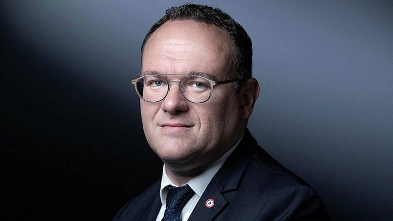 Újabb nő vádolta meg nemi erőszak kísérletével a francia minisztert – videó
