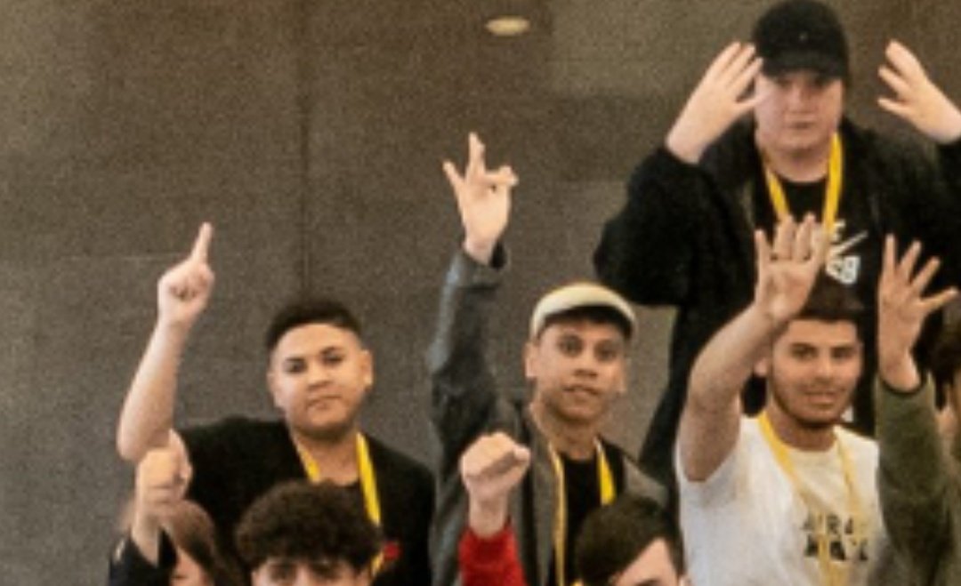 Interior minister's "students" show Islamist hand signals and greetings used by radical groups