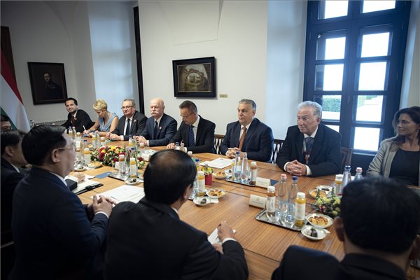 Orbán Viktor a vietnami nemzetgyűlés elnökével tárgyalt