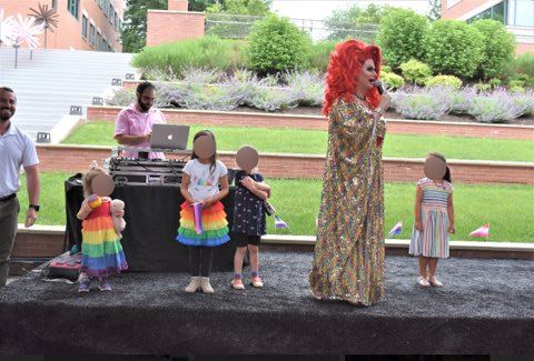 Családi Drag Show-t szervezett a nagyvállalat a dolgozóknak