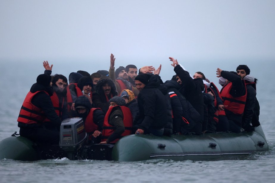 Új napi rekord: csaknem 1300 migráns kelt át a La Manche-csatornán
