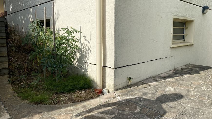 A rendkívüli szárazság miatt megrepedtek a házak falai a főváros környéki régióban
