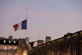 Több francia polgármester sem hajlandó félárbócra engedni a nemzeti lobogót a királynő temetése napján