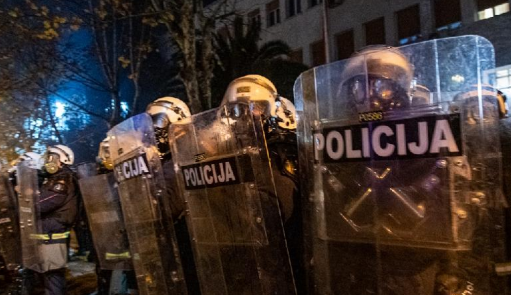 Káosz Podgoricában, rendőrökre támadtak a demonstrálók – videókkal