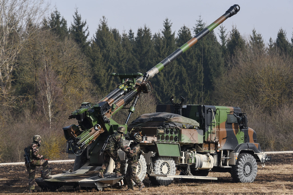 Repeszdarabot küldött a francia elnöknek az orosz űrügynökség volt vezére – kép