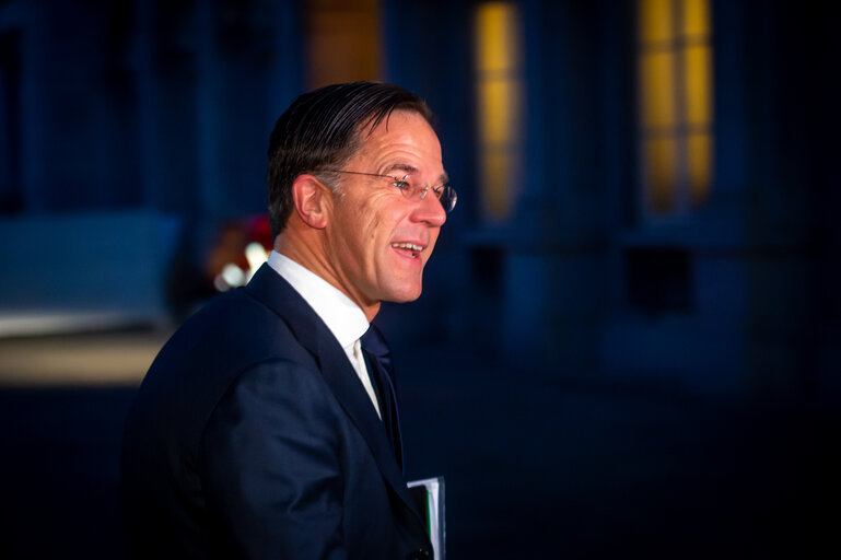 Botrány Hollandiában, Mark Rutte fejét követelik