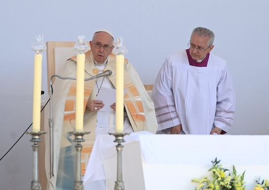 Tízezrek hallgatták a helyszínen Ferenc pápa budapesti szentmiséjét