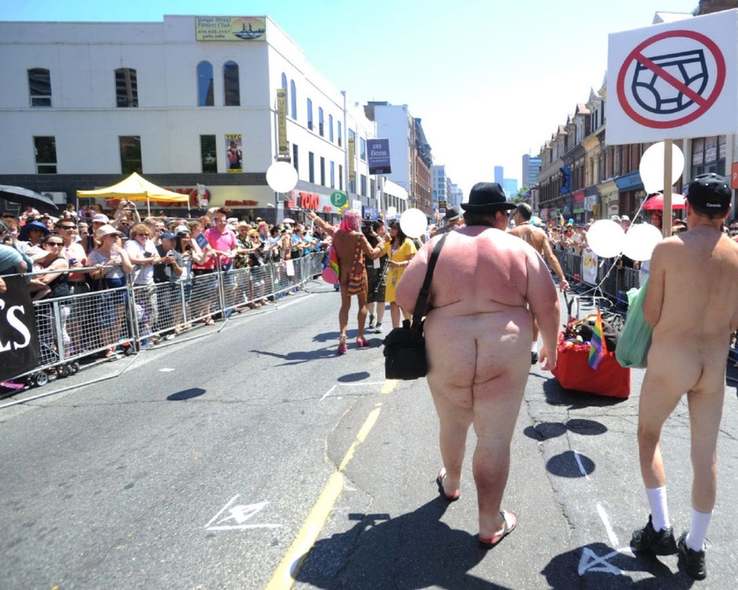 Péniszmikrofon a gyerekeknél, meztelen transzneműek – videókon a felpörgött Pride Month