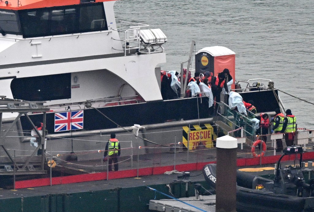 Özönlenek a migránsok az Egyesült Királyságba, a brit kormány tehetetlen
