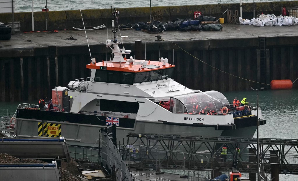 A brit határőrség „Typhoon” nevű hajója, amely a tengeren felszedett migránsokat szállít, akik Franciaországból próbálnak átkelni a La Manche-csatornán, a délkelet-angliai Dover kikötőjébe érkezik 2025. február 9-én. (Fotó: Ben STANSALL / AFP)