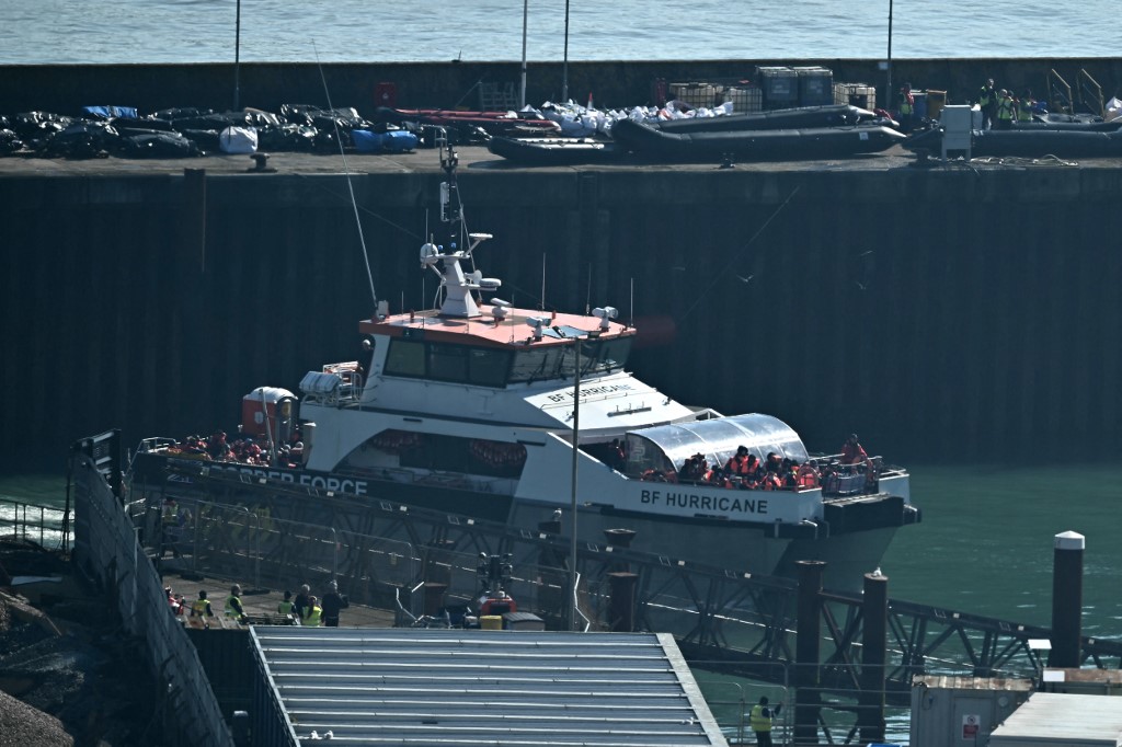 Útvonalat változtattak a migránsok, hajók helyett teherautókon érkeznek az Egyesült Királyságba
