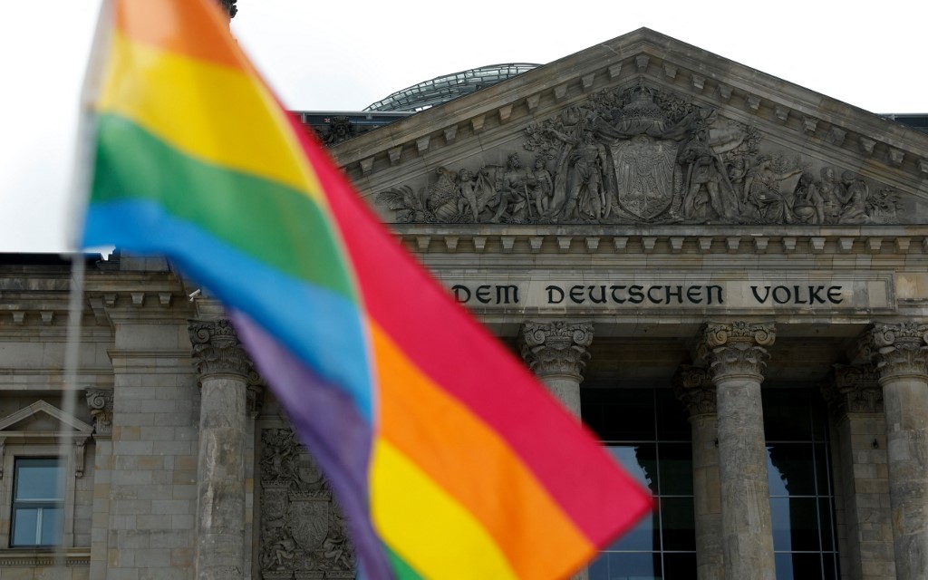Azon vitáznak a németek, hogy mikor loboghat LMBTQ zászló a Bundestag épületén