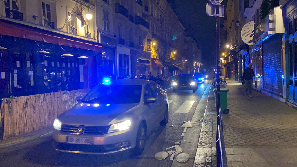 Kivenné a fegyvert a rendőrök kezéből Párizs egyik kerületének új polgármestere