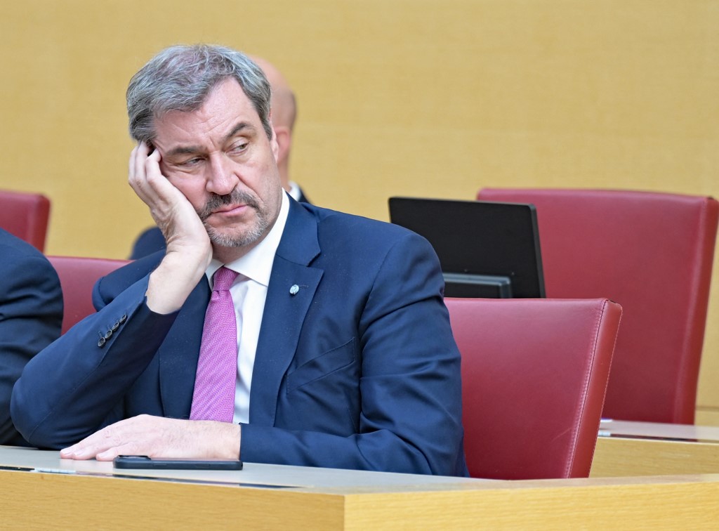 Politikusról készült karikatúra miatt büntettek egy nyugdíjast