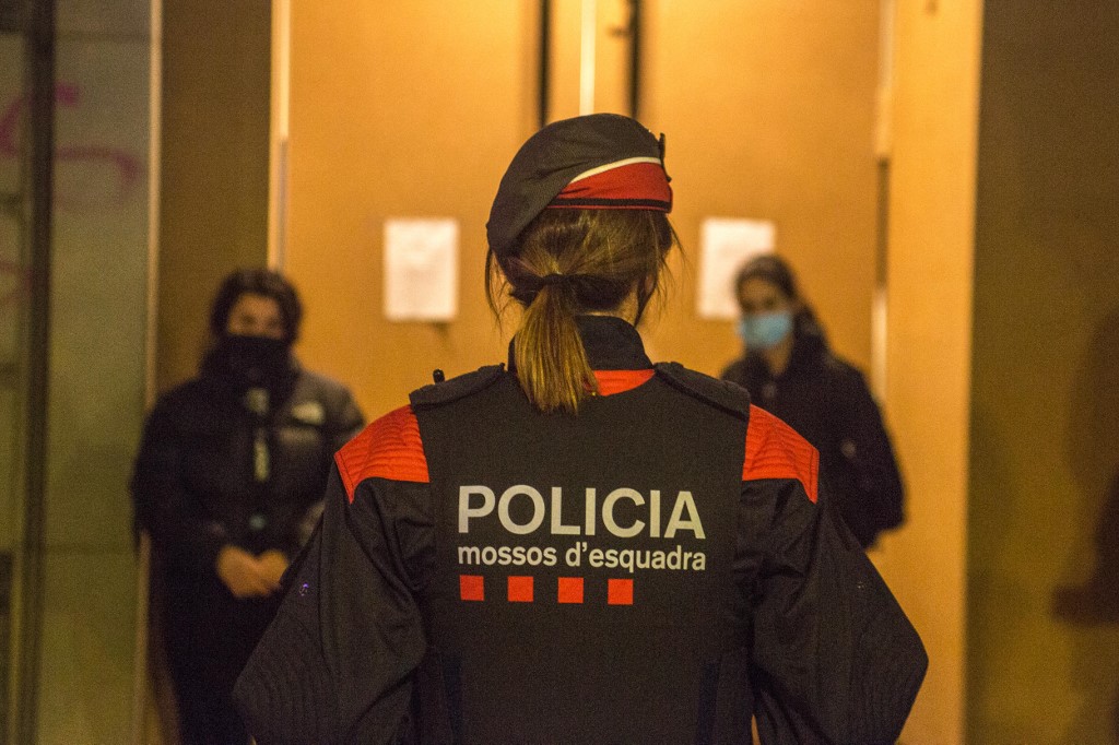 Életveszélyes szorítás: rendőrre támadt egy bevándorló Barcelonában